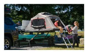Οικογένεια κάνει camping στην εξοχή με την τέντα οροφής Yakima Skyrise HD