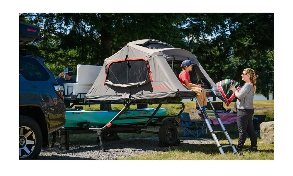 Οικογένεια κάνει camping στην εξοχή με την τέντα οροφής Yakima Skyrise HD